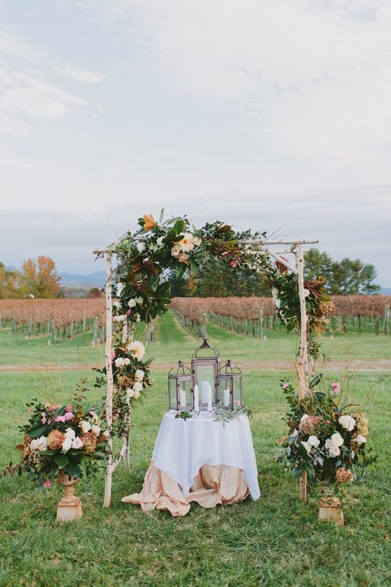 décoration ceremonie de mariage en plein air, arche ceremonie florale, rustique